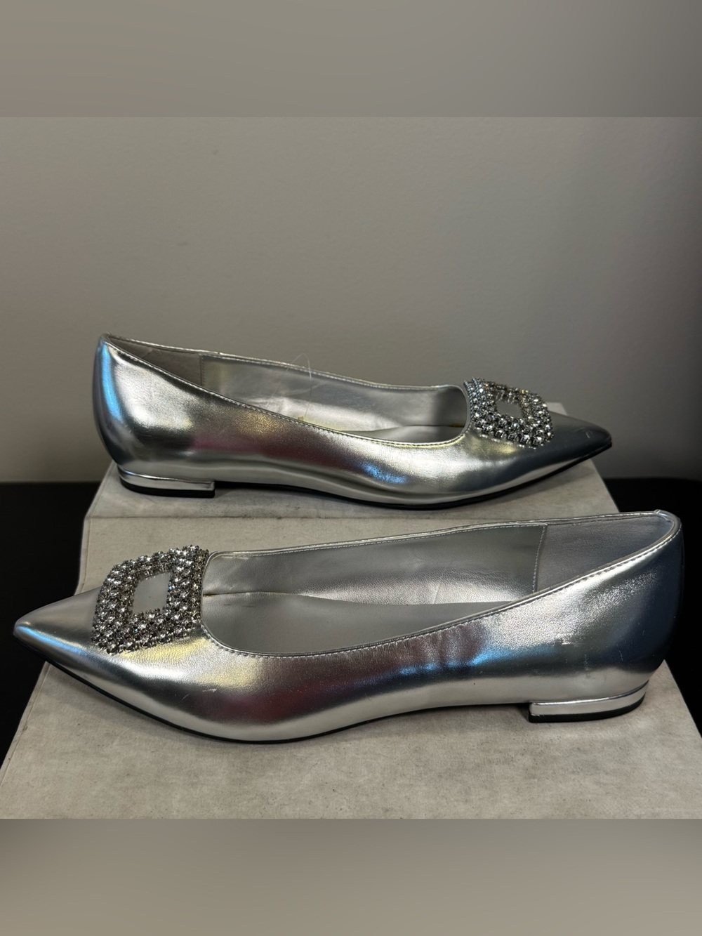 Nine West Metallic Silver Pointed Toe Flats with Crystal Buckle, size 8.5, NWOT